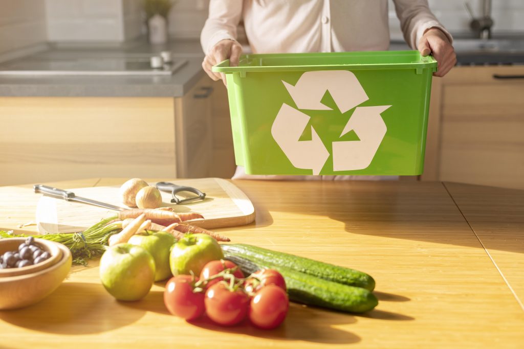 tenue femme recyclage panier dans cuisine