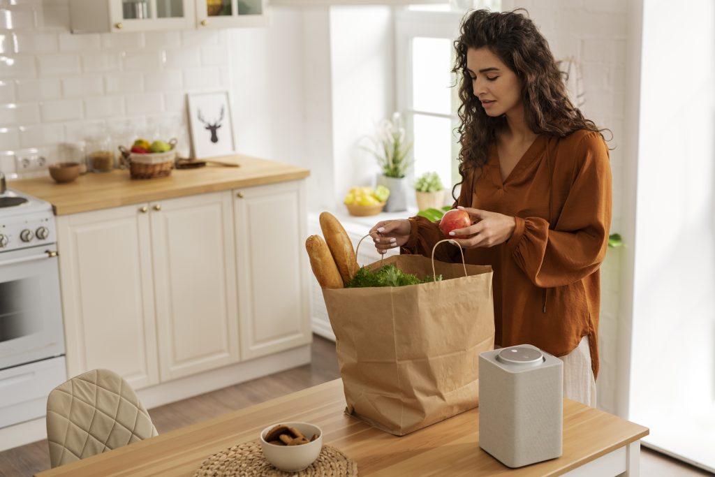 vue laterale femme avec epicerie